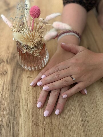 Zartrosa Gelnägel mit Ring Nagelstüble Imst