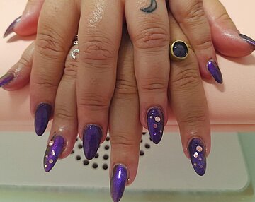 Auffälliges lila Nageldesign mit Glitzerpunkten im Nagelstudio Nagelstüberl Q24 in Imst Tirol
