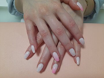 Dezentes rosa Nageldesign mit Ombre Verlauf im Nagelstudio Nagelstüberl Q24 in Imst Tirol