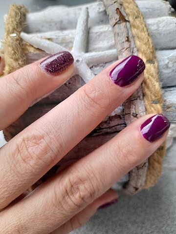 Lila Glitzernägel mit Holzdeko – Nagelstüble Imst