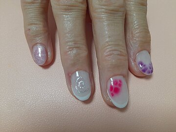 Kreative Nailart mit French-Spitzen, Spirale und pink-lila Punkten im Nagelstüble in Imst.