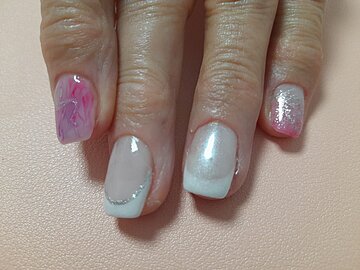 Kombination aus French, Glitzer und Watercolor-Nailart im Nagelstüble in Imst.