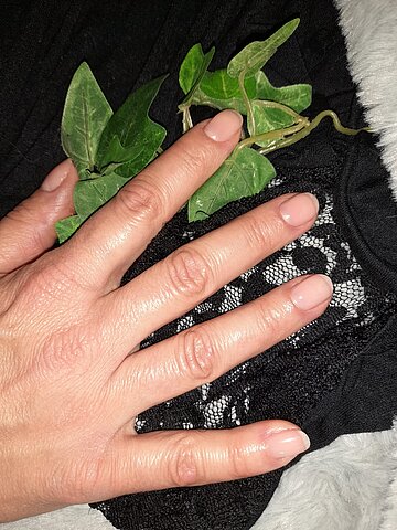 Nude Nägel mit Efeu – Nagelstüble Imst