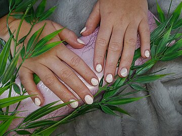 Natur-inspirierte Weißnägel – Nagelstüble Imst
