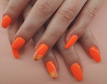 Knalliges Neon Orange Nageldesign mit Frucht-Details im Nagelstudio Nagelstüberl Q24 in Imst Tirol