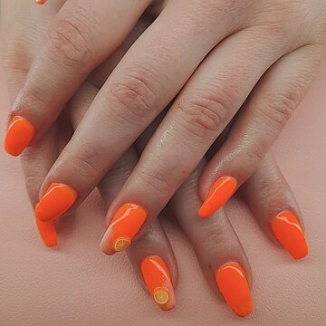 Knalliges Neon Orange Nageldesign mit Frucht-Details im Nagelstudio Nagelstüberl Q24 in Imst Tirol