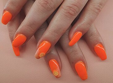 Knalliges Neon Orange Nageldesign mit Frucht-Details im Nagelstudio Nagelstüberl Q24 in Imst Tirol