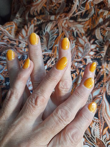 Gelbe Glitzernägel im herbstlichen Look – Nagelstüble Imst