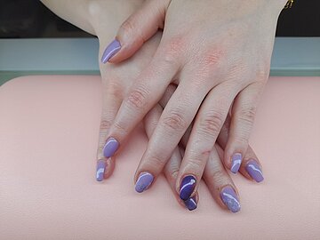 Stylisches lila Nageldesign mit Akzentnägeln im Nagelstudio Nagelstüberl Q24 in Imst Tirol