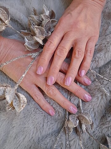 Rosa Glitzernägel mit Winterdeko – Nagelstüble Imst