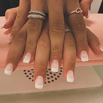 Elegante French-Nägel mit Schmuckringen, präsentiert im Nagelstüble in Imst.