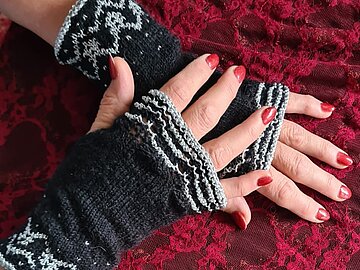 Rote Nägel mit Strickstulpen – Nagelstüble Imst