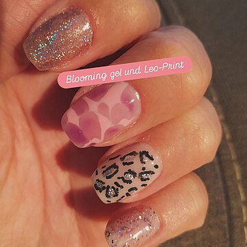 Glitter Nageldesign mit Blooming Gel und Leo-Print im Nagelstudio Nagelstüberl Q24 in Imst Tirol