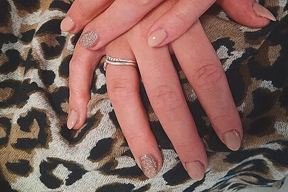 Elegantes Nude Nageldesign mit Glitzer im Nagelstudio Nagelstüberl Q24 in Imst Tirol
