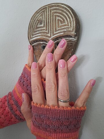 Rosa Glitzernägel mit Strickstulpen – Nagelstüble Imst