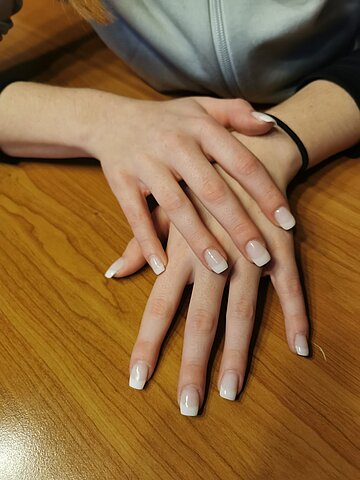 Klassische Frenchnägel auf Holztisch – Nagelstüble Imst