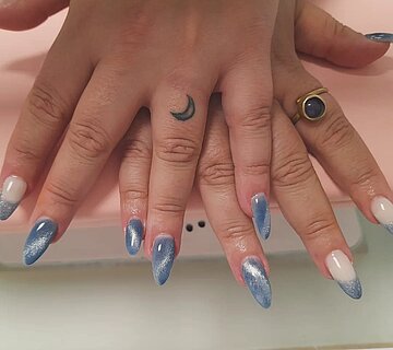 Blau Weiß Nageldesign mit Glitzer Ombre im Nagelstudio Nagelstüberl Q24 in Imst Tirol