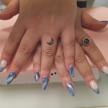Blau Weiß Nageldesign mit Glitzer Ombre im Nagelstudio Nagelstüberl Q24 in Imst Tirol