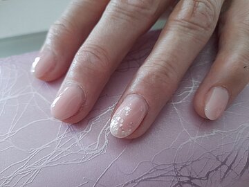 Nude Nägel mit Flakes-Akzent – Nagelstüble Imst